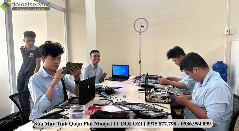Các kỹ thuật viên đang kiểm tra các lổi của máy tính, laptop