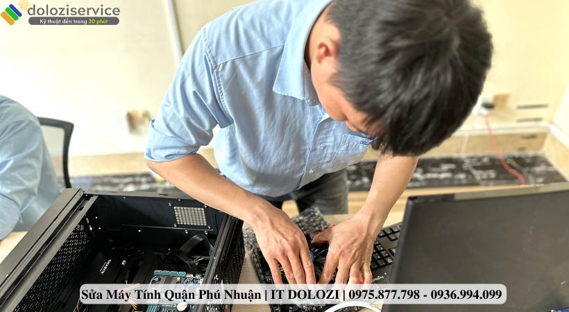 Kỹ thuật viên đang tiến hành sửa chữa bàn phím của PC