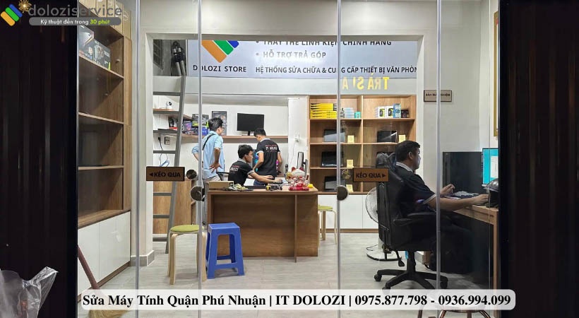 Cửa hàng sửa máy tính có các kỹ thuật viên đang sửa máy