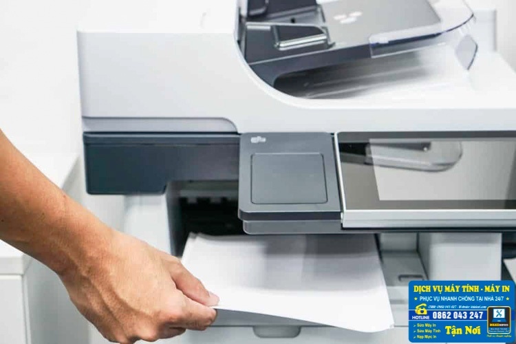 Kỹ thuật đang kiểm tra máy photocopy in ra như thế nào
