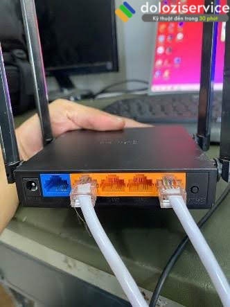 Hình 2: Cắm dây mạng vào cổng lan.