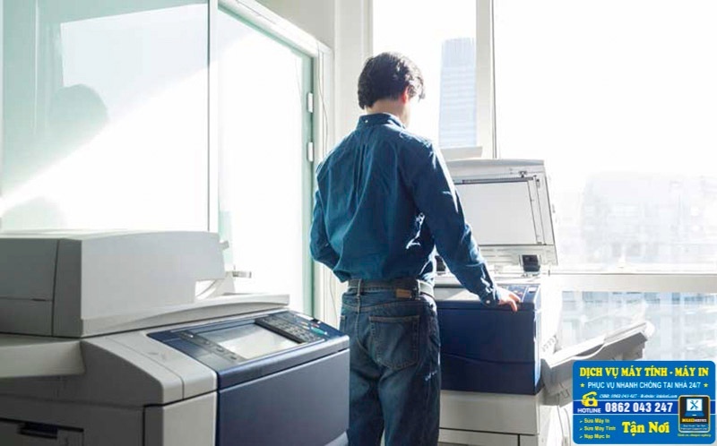 Kỹ thuật viên đang kiểm tra máy photocopy