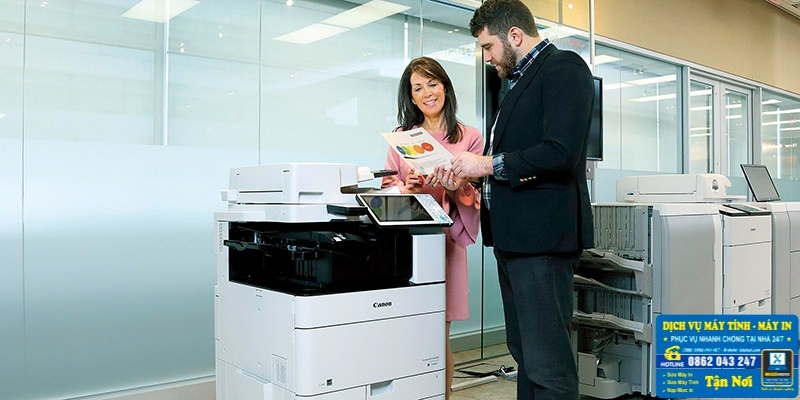 Nhân viên đang tư vấn cho khách hàng về cách dùng máy photocopy