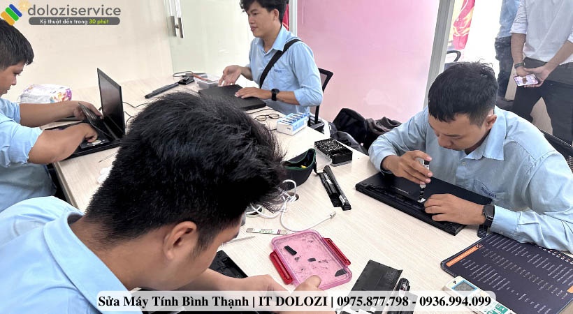 Các kỹ thuật viên đang kiểm tra máy tính, laptop xác định lổi