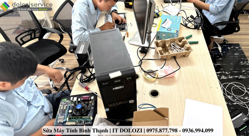 Kỹ thuật đang khắc phục sự cố ở thùng PC