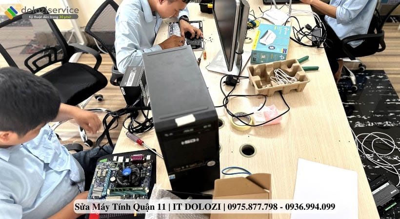 Sửa Máy Tính Quận 11: Gọi Ngay! Có Mặt Sau 15 Phút Các kỹ thuật viên đang sửa thùng PC cho khách hàng.