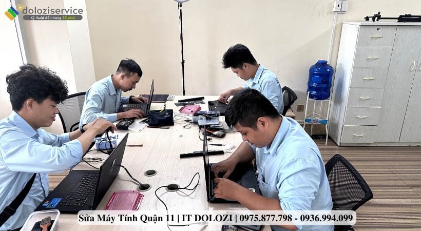 Sửa Máy Tính Quận 11: Gọi Ngay! Có Mặt Sau 15 Phút Kỹ thuật viên tại Dolozi đang kiểm tra laptop cho khách hàng