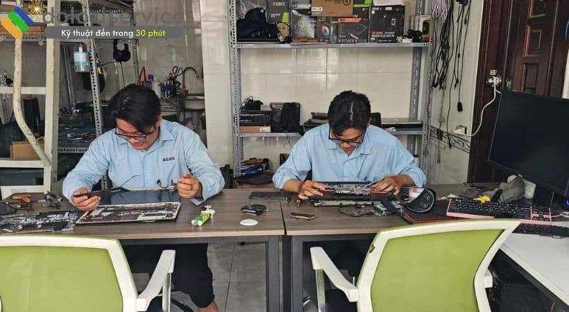 Kỹ thuật viên đang sửa chữa máy tính Kỹ thuật viên đang sửa chữa máy tính