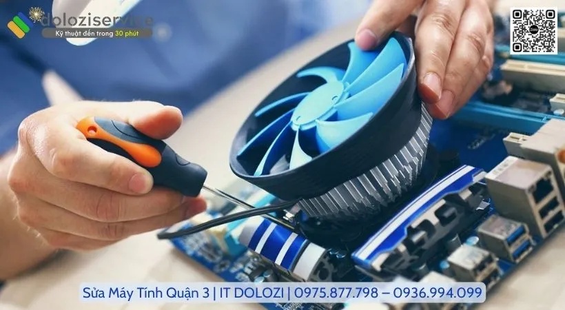 Kỹ thuật viên đang kiểm tra phần quạt của máy tính tại quận 1