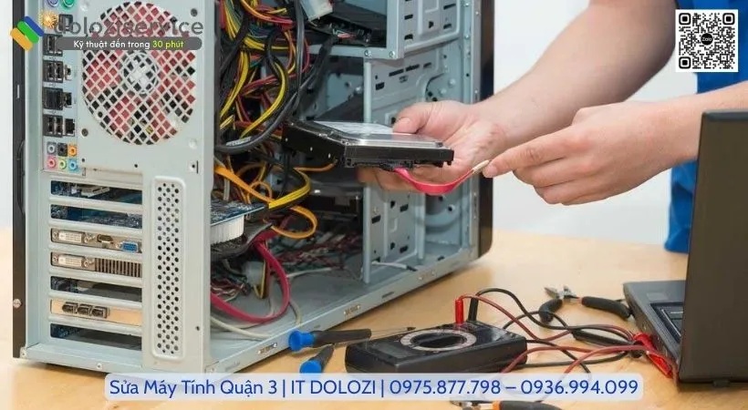Nhân viên kỹ thuật đang kiểm tra thùng PC để bảo hành máy cho khách sửa máy tính quận 3.