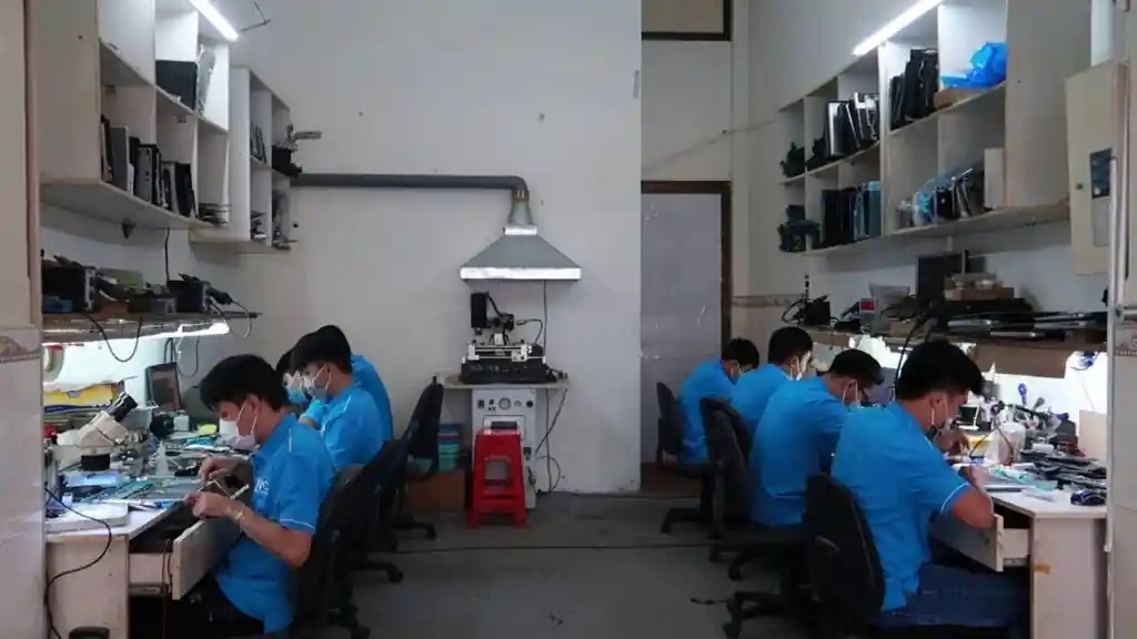 Các kỹ thuật viên đang sửa máy tính tại đơn vị Dolozi