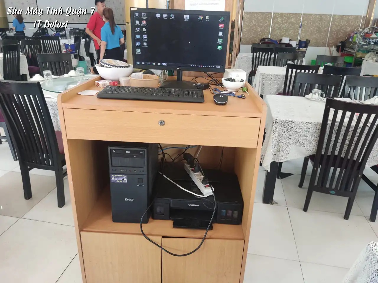 Máy tính ở một nhà hàng bị hư và nhân viên đến sửa chữa