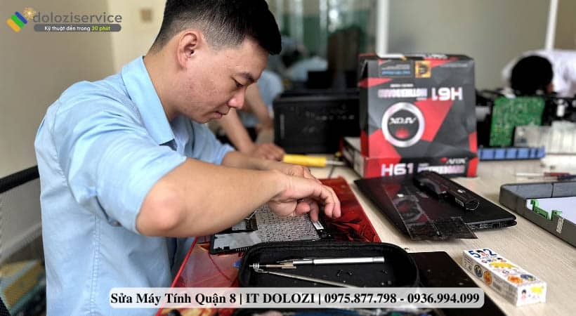 Kỹ thuật viên đang kiểm tra lổi bên trong của máy tính, laptop