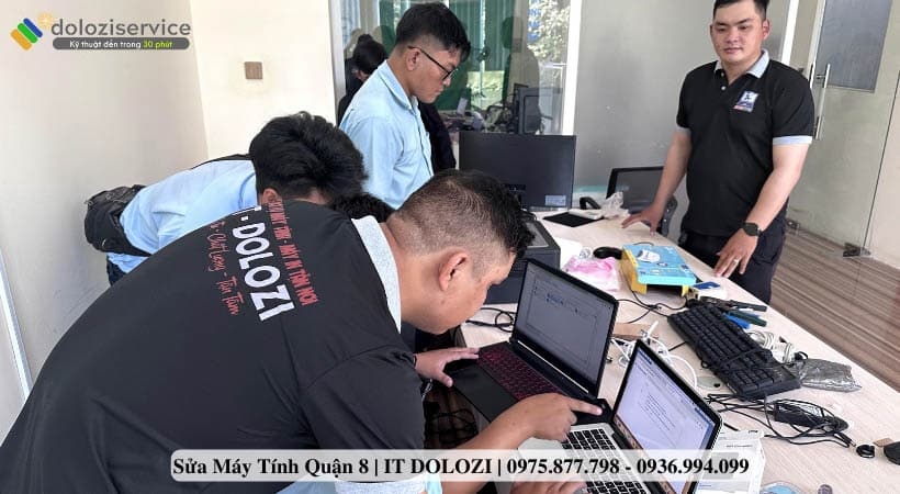 Kỹ thuật viên sửa máy tính đang kết nối 2 máy với nhau