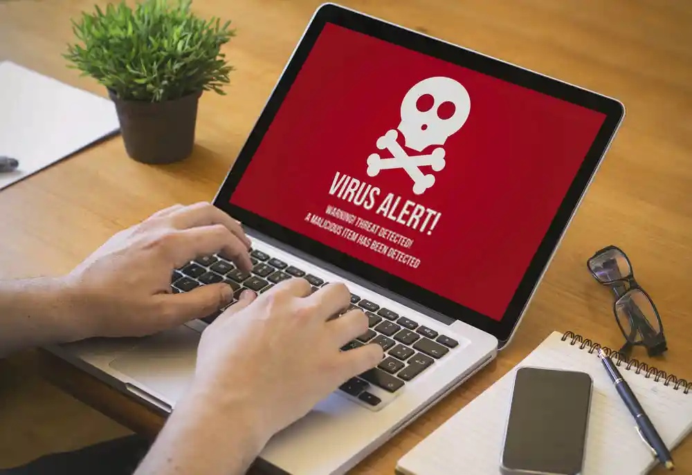 Laptop đang tiến hành diệt virus trên máy tính, laptop