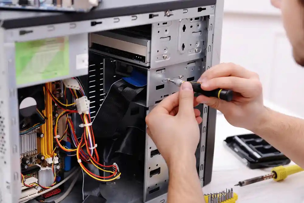 Kỹ thuật viên kiểm tra và sửa thùng PC
