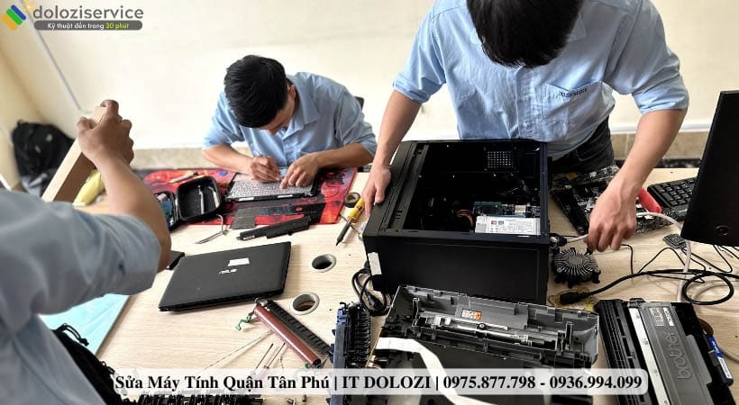Kiểm tra PC Các kỹ thuật viên đang kiểm tra thùng PC