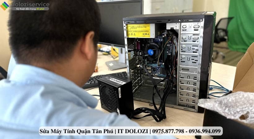 Kiểm tra quạt PC Kỹ thuật viên đang kiểm tra quạt của PC