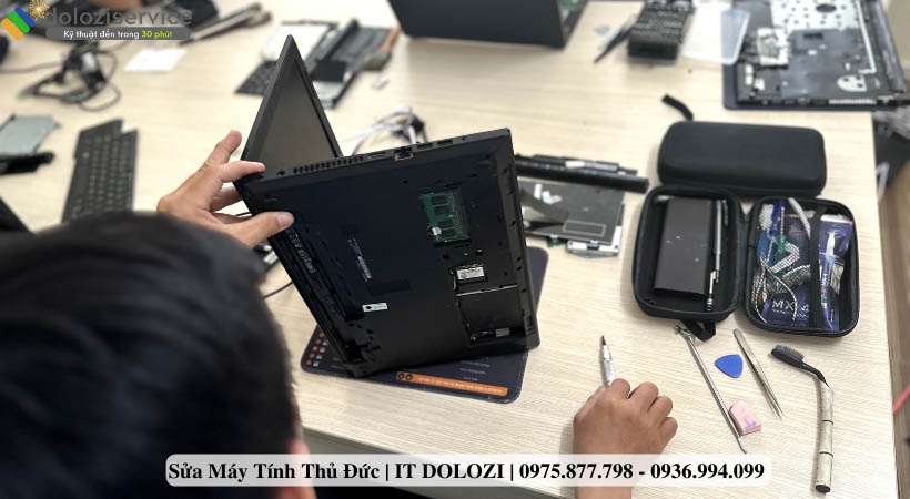 Kỹ thuật viên đang tiến hành kiểm tra sơ bộ ở máy tính, laptop