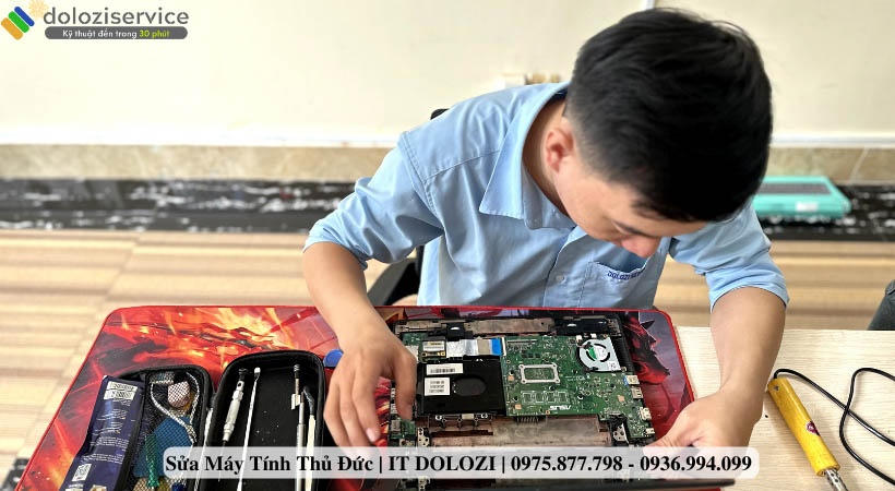 Kỹ thuật viên đang kiểm tra main laptop