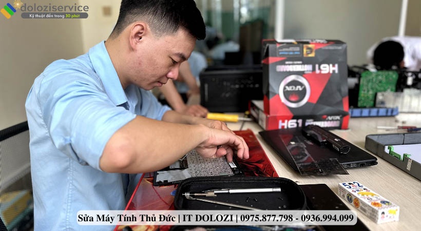 Kỹ thuật đang kiểm tra bàn phím của máy tính