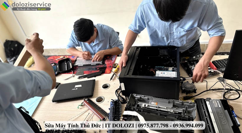 Nhân viên sửa chữa đang kiểm tra thùng PC