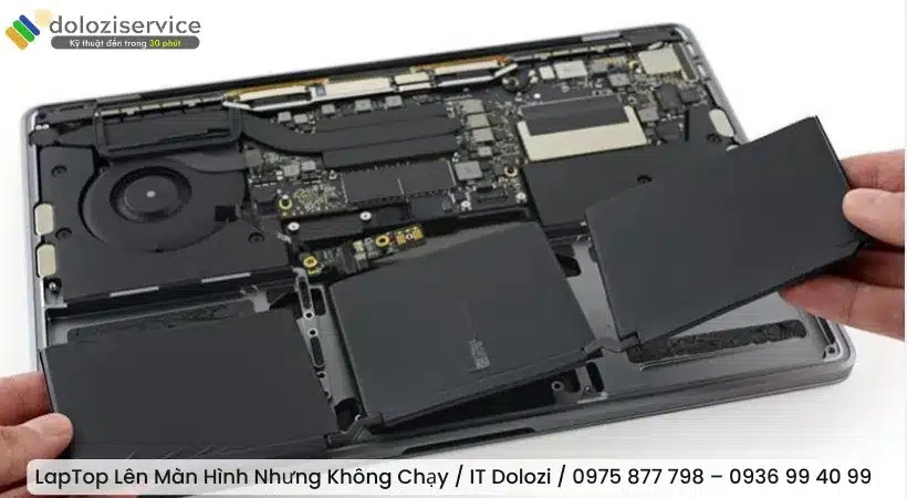 Tháo pin để khắc phục tình trạng LapTop Lên Màn Hình Nhưng Không Chạy 