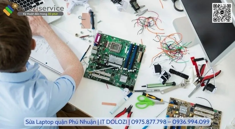 Sửa Laptop Quận Phú Nhuận: Gọi Ngay! Kỹ thuật viên đang sửa laptop cho khách hàng