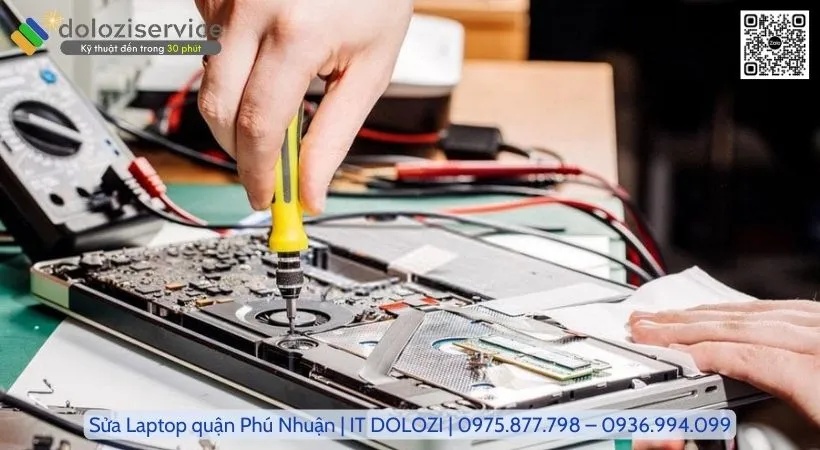 Sửa Laptop Quận Phú Nhuận: Gọi Ngay! Kỹ thuật viên đang tiến hành vặn ốc của laptop