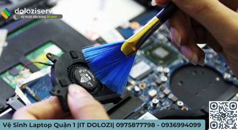 quét bụi bẩn cho quạt tản nhiệt