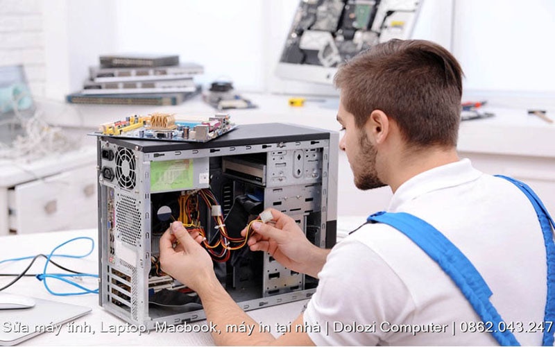 Kỹ thuật viên đang lắp lại các phụ kiện ở thùng PC