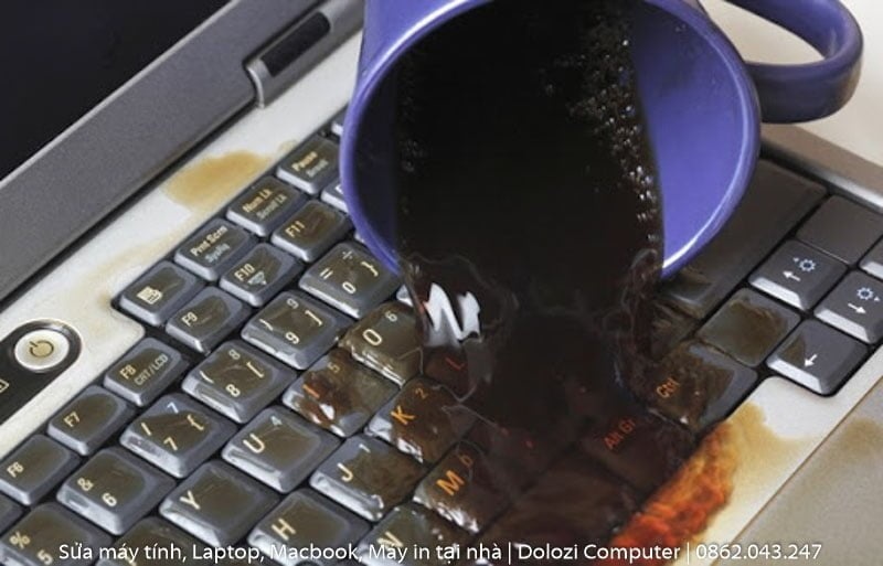 Máy tính, laptop đang bị đổ caffe vào bàn phím