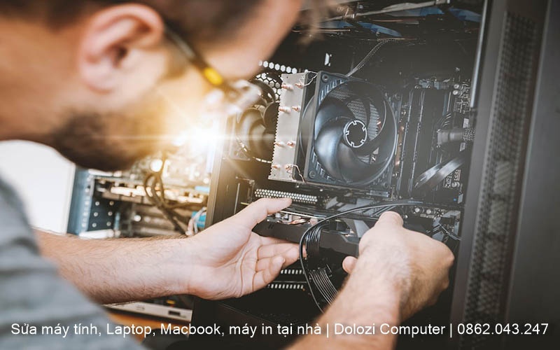 Kỹ thuật viên đang tháo các phụ kiện ở thùng PC ra để vệ sinh
