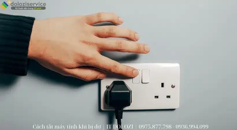 Rút dây nguồn khi máy tính bị đơ